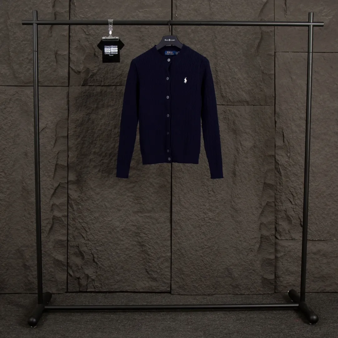 P196 Actual photo [Evergreen for all seasons] Style number: 25123# Color: black/navy blue/almond/white Size: S-XL - Ralph Lauren/Ralph Lauren 2025FW Zhao Lusi's same solid color logo knitted versatile fine twist knitted buttoned long-sleeved cardigan - RL's classic fine twist cardigan 21S quality cotton yarn A cardigan that can be worn in all seasons Can be matched inside or outside Simple and clean basic color matching The upper body is clean and flawless. The comfort brought by imported cotton yarn is soft. An item that cannot be rejected.